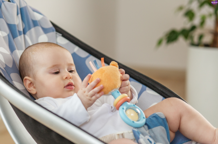 Best toys for first year (0–3 months) including soft rattles, high-contrast black and white toys and tummy time mat for newborn sensory development.