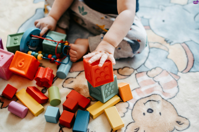 Best toys for first year (6–9 months) including stacking cups, activity cubes and soft blocks to encourage sitting, exploration and motor skills.