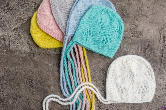 Soft cotton hats for newborns, ideal for warmth and comfort in cooler weather.