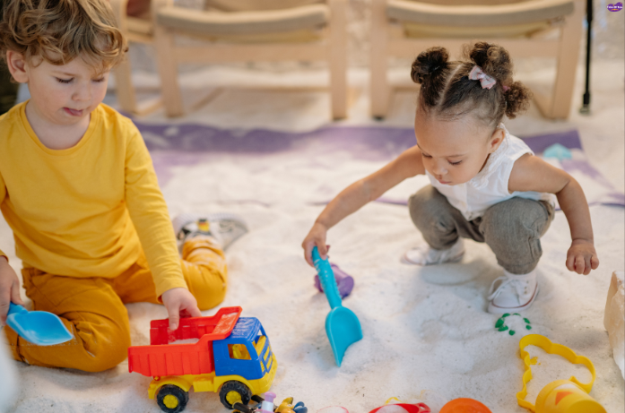 Children playing with STEM sand toys and building tools, brain-boosting toys for children that strengthen logical thinking.