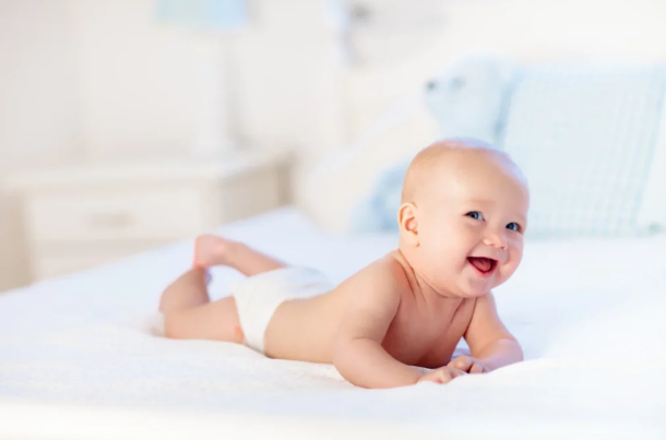 When Do Babies Start Holding Their Head Up
