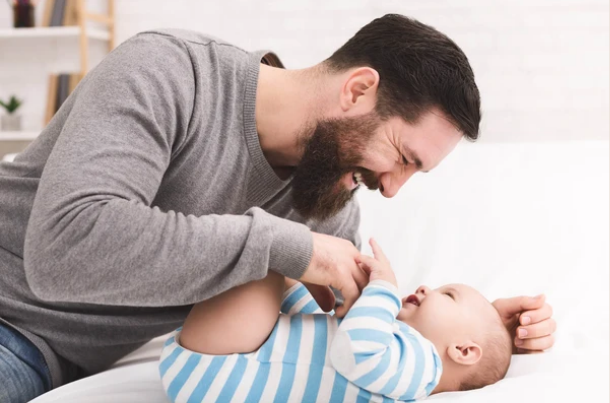 dad bonding with newborn