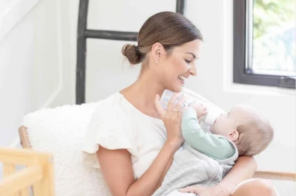 baby distracted while feeding